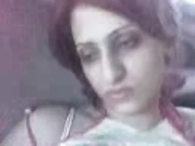 Junge Brünette lutscht gratis pornos mit reifen frauen fleißig Schwänze