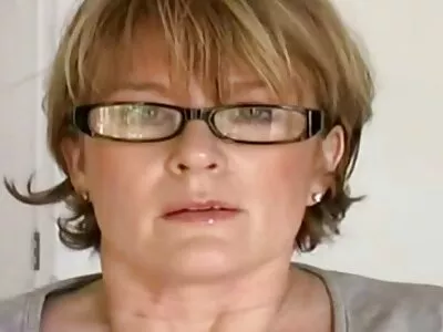 Maskiertes Luder mit reife damen sexfilme rosa Haaren gibt Blowjob