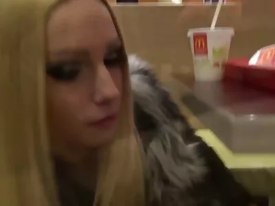 Süße Blondine zieht sich nackt free porno reife aus