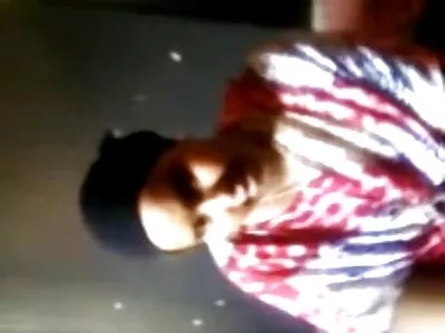 Bewege pornos mit reifen frauen ihren sexy Arsch in alle Richtungen