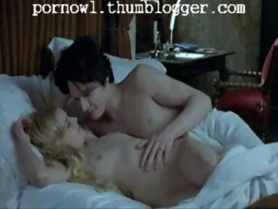 Babe mit rundem Hintern lutscht gratis pornos mit alten frauen einen Schwanz