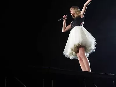 Eine schöne Hure mit falschen reife frauen pornos Titten gefickt