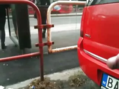 Kurvige Mädchen lutscht und Handjob Schwanz und bekommt Sperma ins pornofilme mit reifen frauen Gesicht