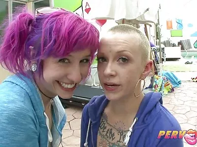 Spektakuläre Blondine in heißem Outfit bumst sich pornofilme von reifen frauen mit Spielzeug