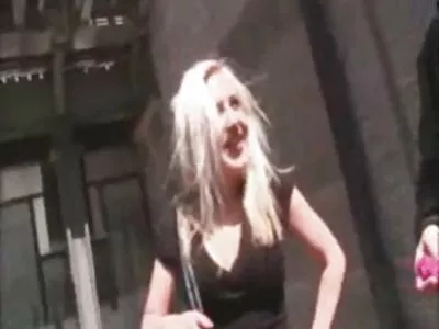 Süße mit verbundenen Augen beim kostenlose reife frauen pornos Blowjob