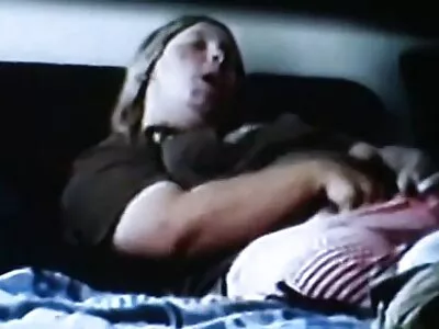 Ein pinker Dildo steckt in einer pinken gratis porno reife damen Muschi