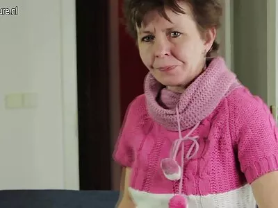 Brünette Schlampe liebt pornofilme reife frauen es zu saugen