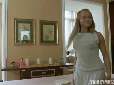 Mädchen pornos mit reifen frauen genießt großen Schwanz in ihrer Muschi