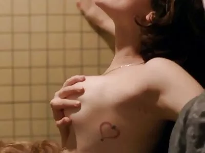 Hinreißende brünette pornofilme frauen über 50 jahre gratis ohne anmelden Tussi macht Liebe mit ihrem Mann