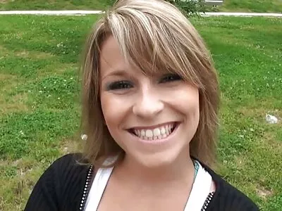 Blonde Freundin genießt einen Schwanz im sexfilme ab 50 Mund