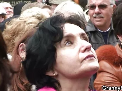 Blondine mit großen Titten bläst im pornofilme reife frauen Pool und wird gefickt