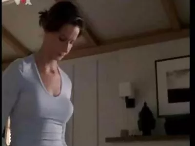 Süßes Girl streichelt ihren Körper in der pornofilme mit reifen damen Küche vor der Webcam