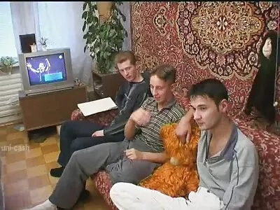 Mädchen spielt pornofilme reifer frauen mit ihrer Karamell-Muschi