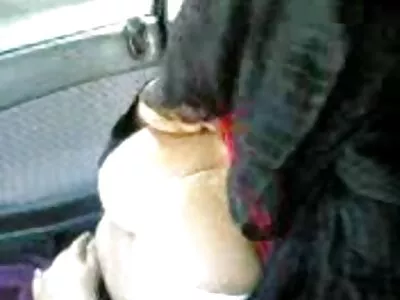 Rothaariges Luder mit zarten freie oldie pornos Nippeln gibt einen Blowjob in der Toilette