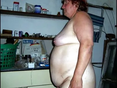 Leidenschaftliches Babe lutscht Schwänze und springt sexfilme mit älteren frauen auf den Schwanz