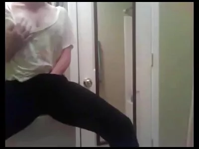 Heiße Blondine macht die Beine pornos von reifen frauen breit