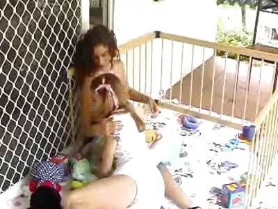 Maskiertes Babe masturbiert, lutscht pornos für reife frauen Schwänze und hat Sex