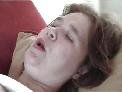 Mädchen mit behaarter Muschi und kleinen pornofilme mit reifen frauen Titten wird gefickt